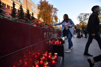 Москва. Москвичи несут цветы и свечи к памятнику города-героя Керчь в Александровском саду в знак траура по погибшим при нападении на керчинский колледж.