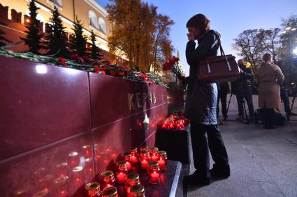 Москва. Москвичи несут цветы и свечи к памятнику города-героя Керчь в Александровском саду в знак траура по погибшим при нападении на керчинский колледж.