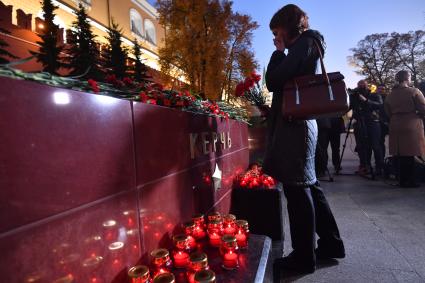 Москва. Москвичи несут цветы и свечи к памятнику города-героя Керчь в Александровском саду в знак траура по погибшим при нападении на керчинский колледж.