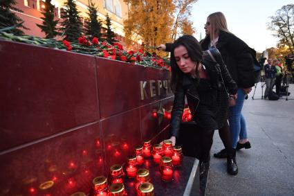 Москва. Москвичи несут цветы и свечи к памятнику города-героя Керчь в Александровском саду в знак траура по погибшим при нападении на керчинский колледж.