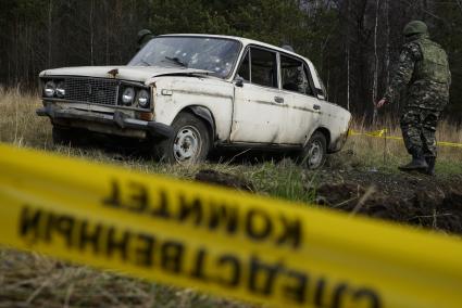 Свердловская область. Криминалисты следственного комитета обследуют взорванный и обстрелянный автомобиль с менекеном, во время учений следователей-криминалистов СУ СК России