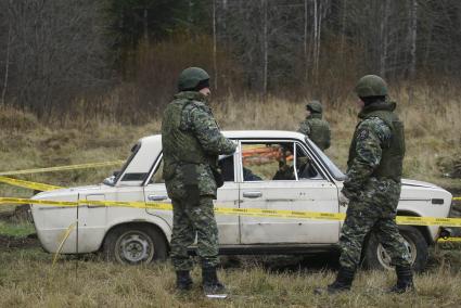 Свердловская область. Криминалисты следственного комитета обследуют взорванный и обстрелянный автомобиль с менекеном, во время учений следователей-криминалистов СУ СК России