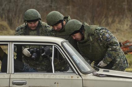 Свердловская область. Криминалисты следственного комитета обследуют взорванный и обстрелянный автомобиль с менекеном, во время учений следователей-криминалистов СУ СК России