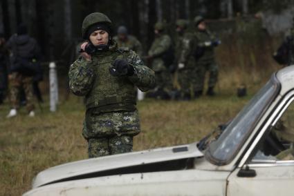 Свердловская область. Криминалист следственного комитета обследует взорванный и обстрелянный автомобиль с менекеном, во время учений следователей-криминалистов СУ СК России