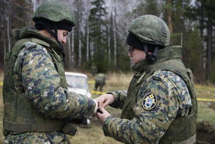 Свердловская область. Криминалисты следственного комитета обследуют взорванный и обстрелянный автомобиль с менекеном, во время учений следователей-криминалистов СУ СК России