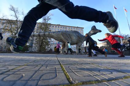 Москва.  Дети играют во дворе Государственного Дарвиновского музея.