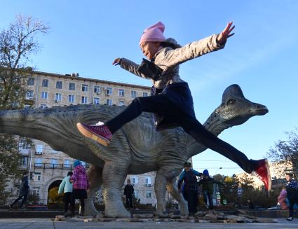 Москва.  Дети играют во дворе Государственного Дарвиновского музея.