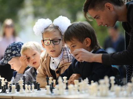 Оренбург. Дети играют в шахматы.