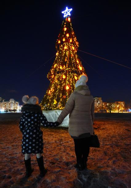 Оренбург. Новогодняя ель на улице.