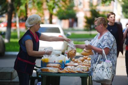 Оренбург. Продажа пирожков на улице.