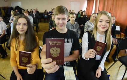 Оренбург. Вручение паспортов школьникам.