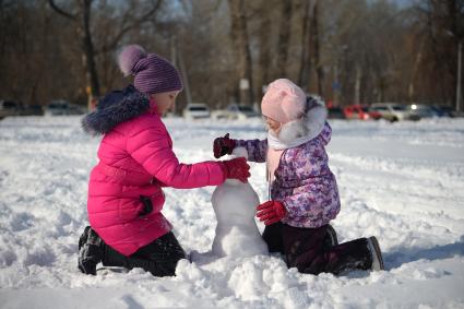 Оренбург. Дети лепят снеговика.