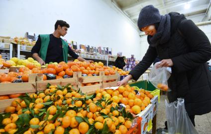 Оренбург. Торговля фруктами в преддверии Нового года.