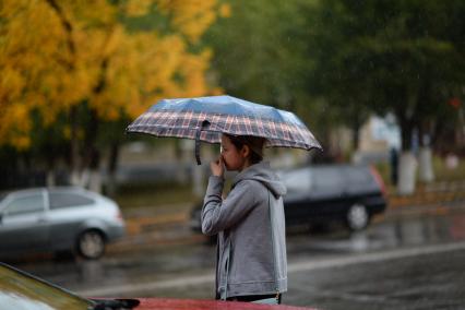 Оренбург. Девушка под зонтом.