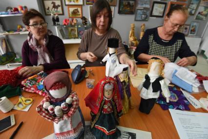Оренбург. Изготовление народных кукол.