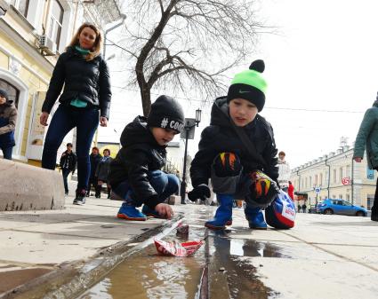 Оренбург. Дети запускают бумажные кораблики.