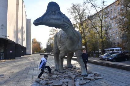 Москва.  Дети играют во дворе Государственного Дарвиновского музея.