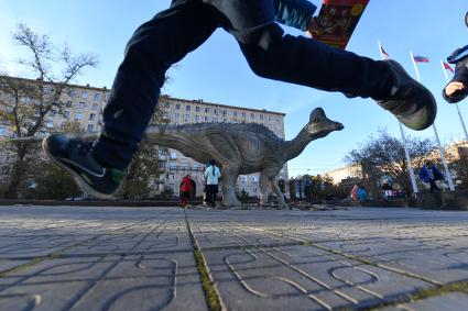 Москва.  Дети играют во дворе Государственного Дарвиновского музея.