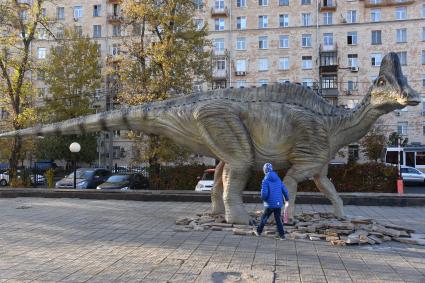 Москва. Дети играют во дворе Государственного Дарвиновского музея.