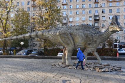 Москва.  Дети играют во дворе Государственного Дарвиновского музея.