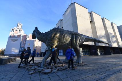 Москва.  Дети играют во дворе Государственного Дарвиновского музея.