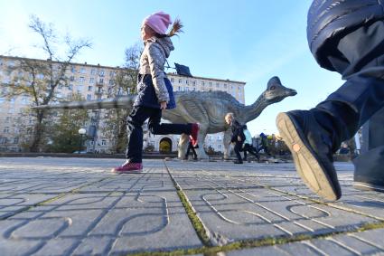 Москва.  Дети играют во дворе Государственного Дарвиновского музея.