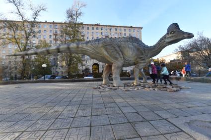 Москва.  Дети играют во дворе Государственного Дарвиновского музея.