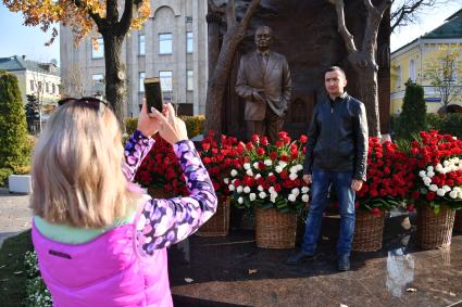 Москва. Мужчина фотографируется у памятника первому президенту Узбекистана Исламу Каримову  на улице Большая Полянка.
