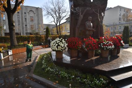 Москва. Памятник первому президенту Узбекистана Исламу Каримову  на улице Большая Полянка.