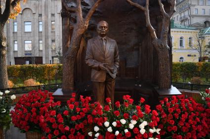 Москва. Памятник первому президенту Узбекистана Исламу Каримову  на улице Большая Полянка.