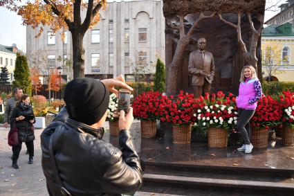 Москва. Девушка фотографируется у памятника первому президенту Узбекистана Исламу Каримову  на улице Большая Полянка.