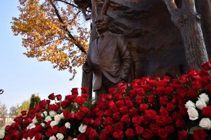 Москва. Памятник первому президенту Узбекистана Исламу Каримову  на улице Большая Полянка.