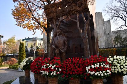 Москва. Памятник первому президенту Узбекистана Исламу Каримову  на улице Большая Полянка.