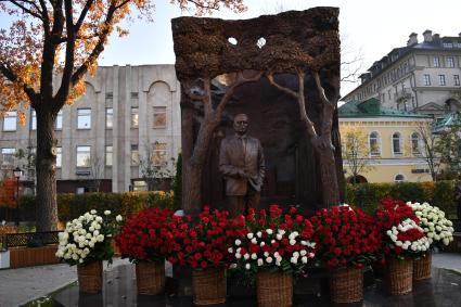 Москва. Памятник первому президенту Узбекистана Исламу Каримову  на улице Большая Полянка.