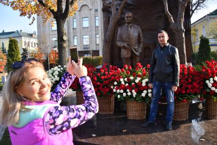 Москва. Мужчина фотографируется у памятника первому президенту Узбекистана Исламу Каримову  на улице Большая Полянка.