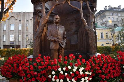 Москва. Памятник первому президенту Узбекистана Исламу Каримову  на улице Большая Полянка.