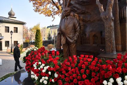 Москва. Памятник первому президенту Узбекистана Исламу Каримову  на улице Большая Полянка.