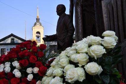 Москва. Памятник первому президенту Узбекистана Исламу Каримову  на улице Большая Полянка.