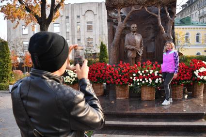 Москва. Девушка фотографируется у памятника первому президенту Узбекистана Исламу Каримову  на улице Большая Полянка.