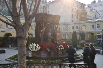 Москва. Памятник первому президенту Узбекистана Исламу Каримову  на улице Большая Полянка.