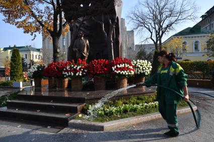 Москва. Памятник первому президенту Узбекистана Исламу Каримову  на улице Большая Полянка.