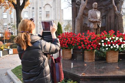 Москва. Памятник первому президенту Узбекистана Исламу Каримову  на улице Большая Полянка.