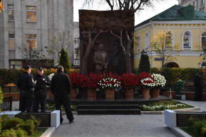 Москва. Памятник первому президенту Узбекистана Исламу Каримову  на улице Большая Полянка.