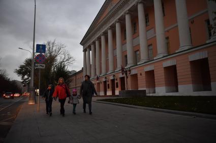 Москва. Прохожие у здания Московской городской думы на Страстном бульваре.