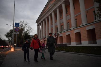 Москва. Прохожие у здания Московской городской думы на Страстном бульваре.