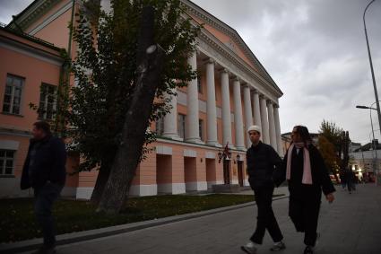 Москва. Молодые люди у здания Московской городской думы на Страстном бульваре.