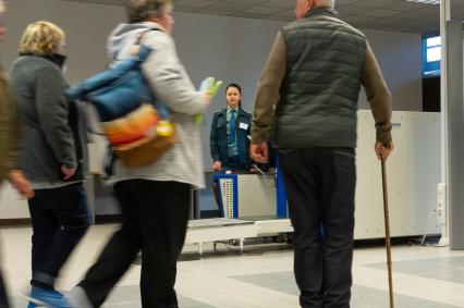 Санкт-Петербург. Зона таможенного контроля в пассажирском порту `Морской фасад`.