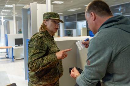 Санкт-Петербург.   Зона таможенного контроля в пассажирском порту `Морской фасад`.