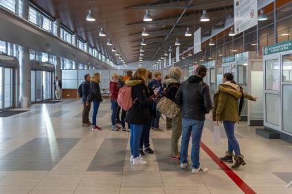 Санкт-Петербург.   Зона таможенного контроля в пассажирском порту `Морской фасад`.