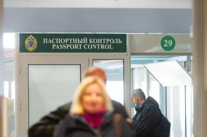 Санкт-Петербург. Паспортный контроль в пассажирском порту `Морской фасад`.